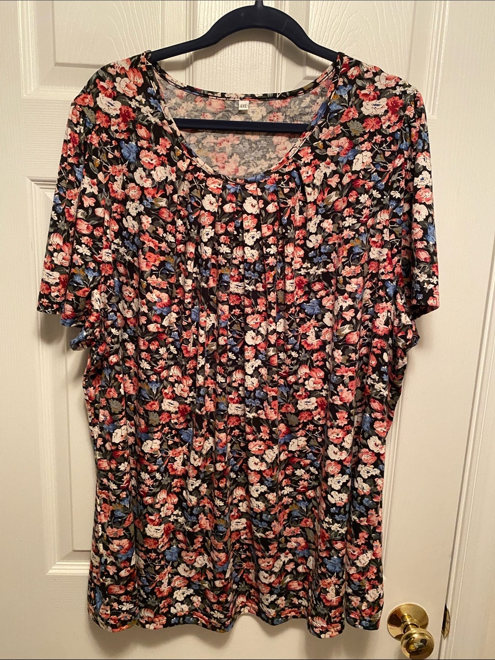 Floral Short-Sleeve Scoop Neck Top - Black with Multi Floral Print…size 4XL